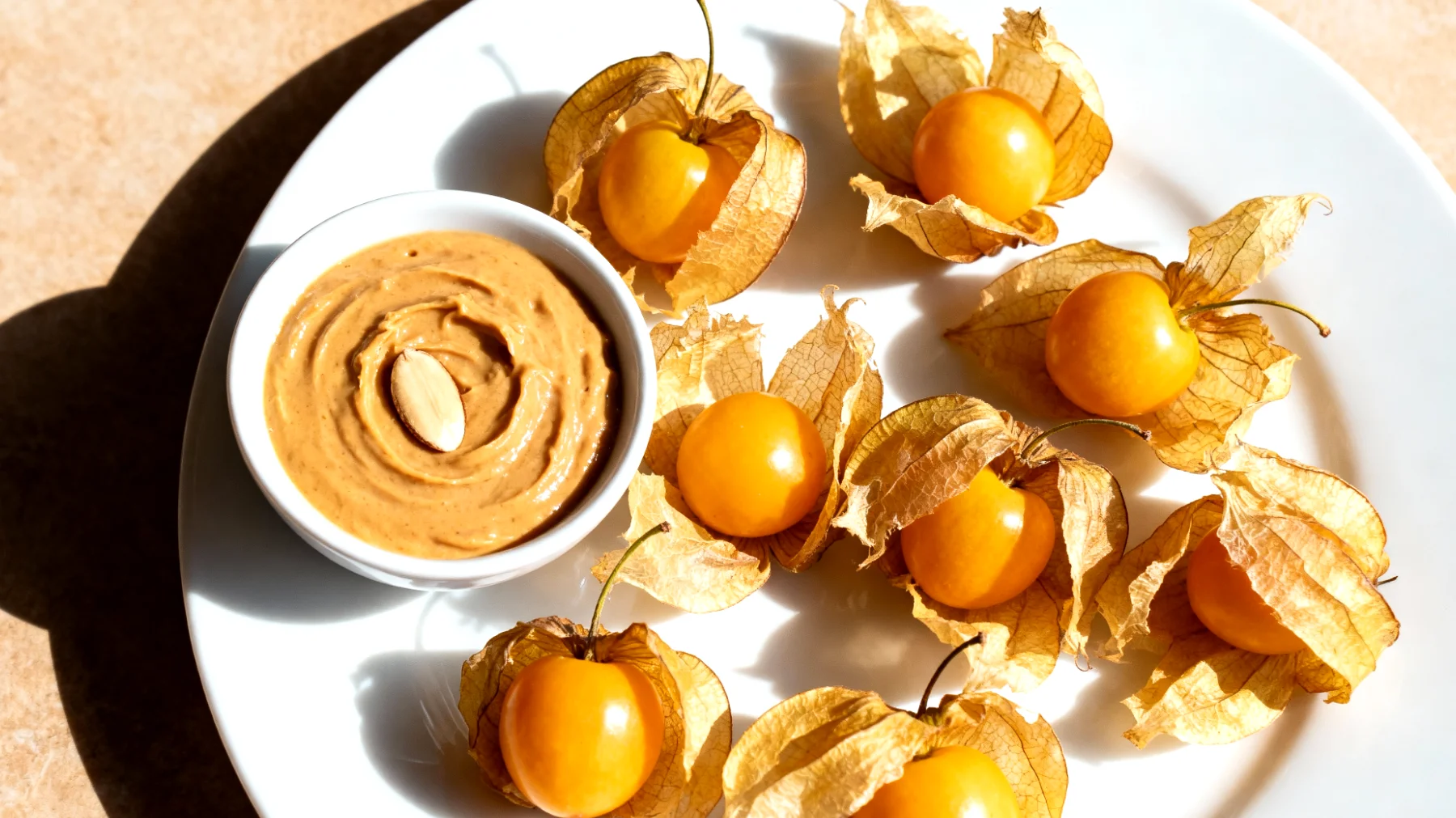 Altın çilek (Physalis) ve badem ezmesi ile birlikte"