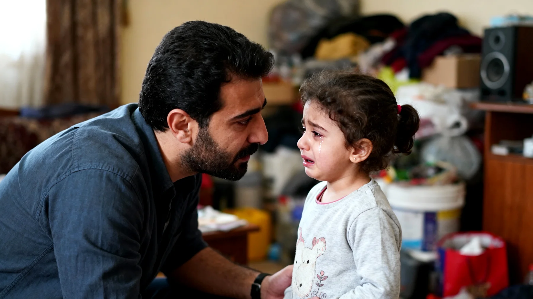 Baba, küçük çocuklarının yeni durumlara (kreş, yeni ev, kardeş gelişi gibi) uyum sağlamakta zorlandığını ve değişimlere karşı direnç gösterdiğini fark ediyor. Çocuklar ağlama, geri çekilme veya regresif davranışlarla tepki veriyor."