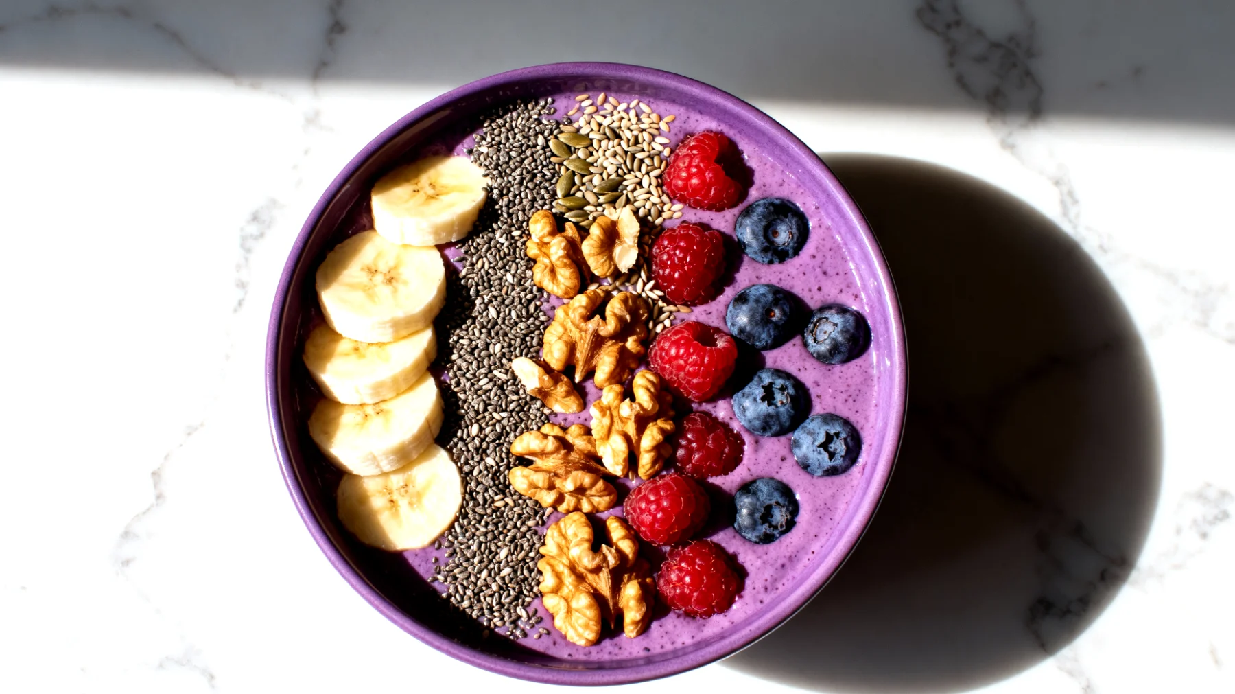 Kefir ve chia tohumlu muz smoothie bowl (ceviz, keten tohumu ve taze meyvelerle)"