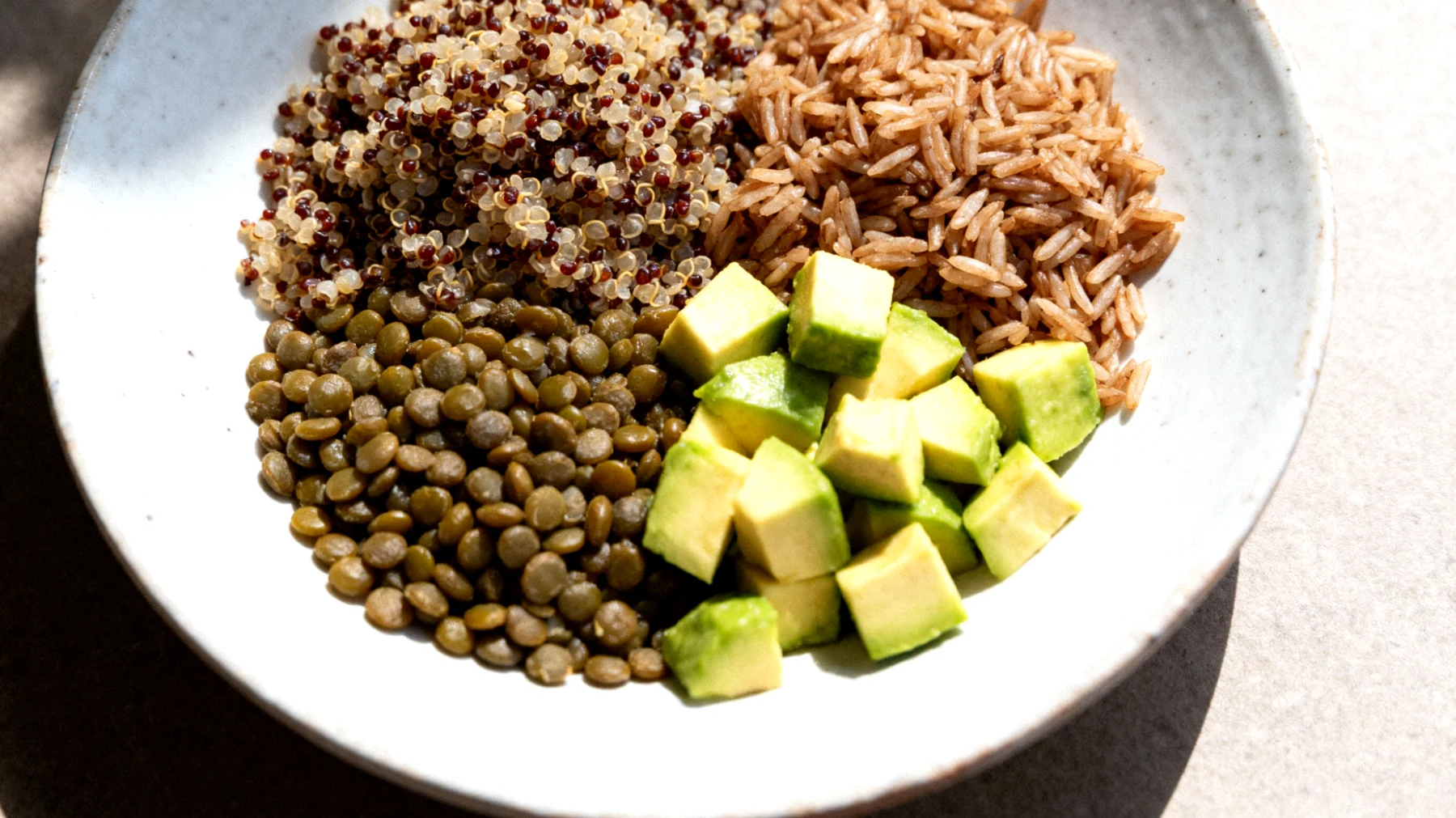 Kinoa salatası mercimek, avokado ve kepekli pirinç ile"