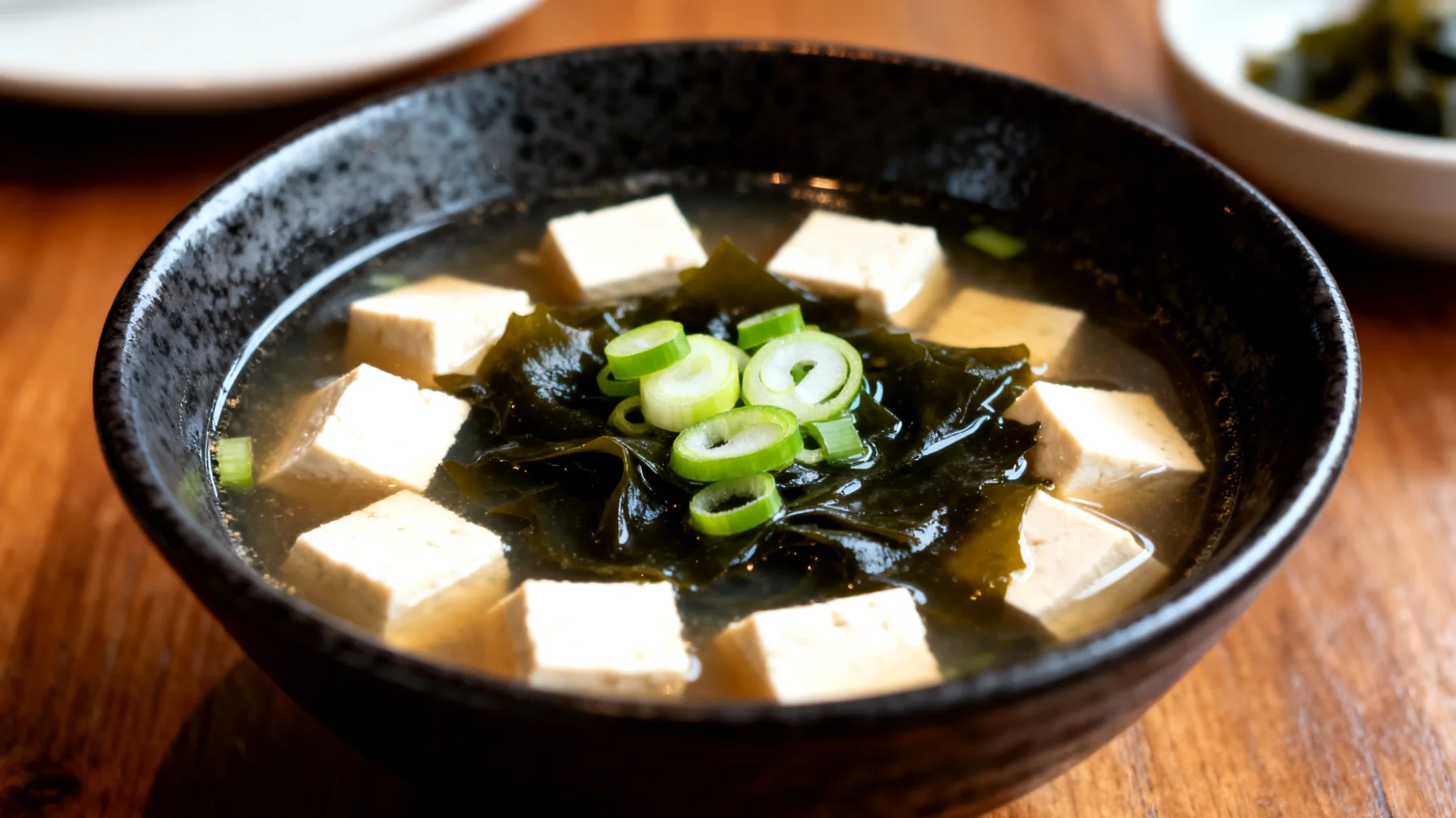 Miso Çorbası (tahıl veya sebze bazlı tofu ile)"