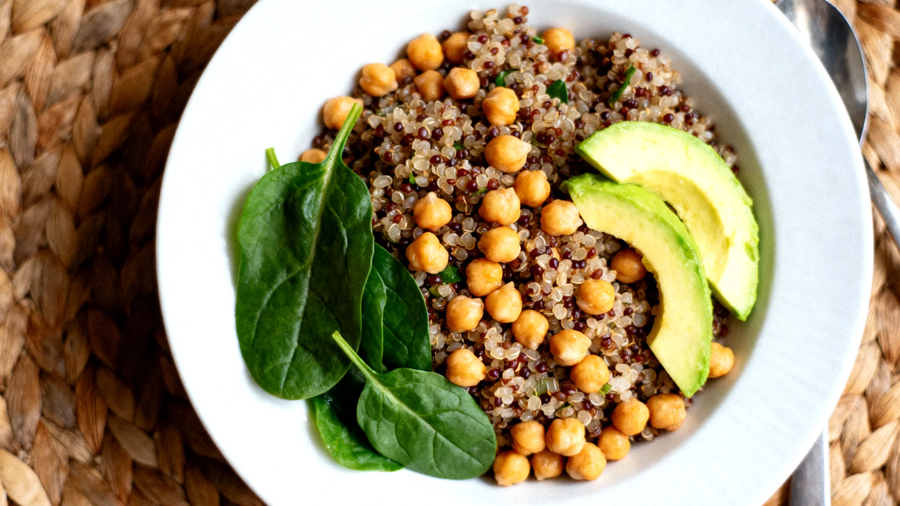 Quinoa con ceci, spinaci e avocado"