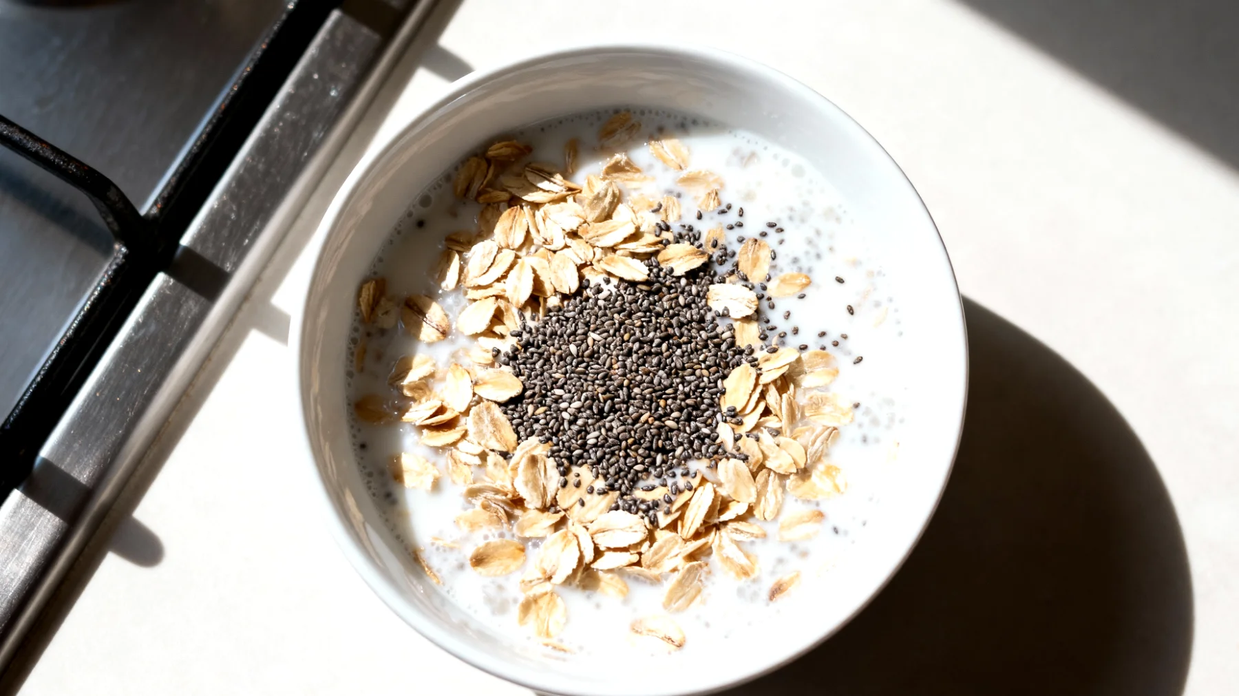 Kefir + Çiğ Yulaf Ezmesi + Chia Tohumları"