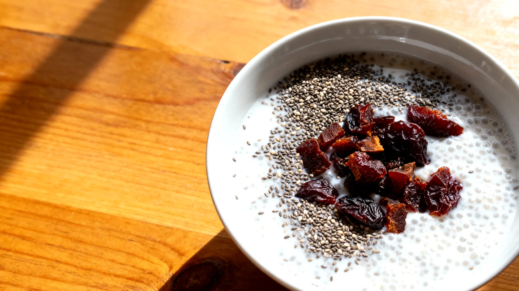 Kefir con semi di chia e prugne secche"