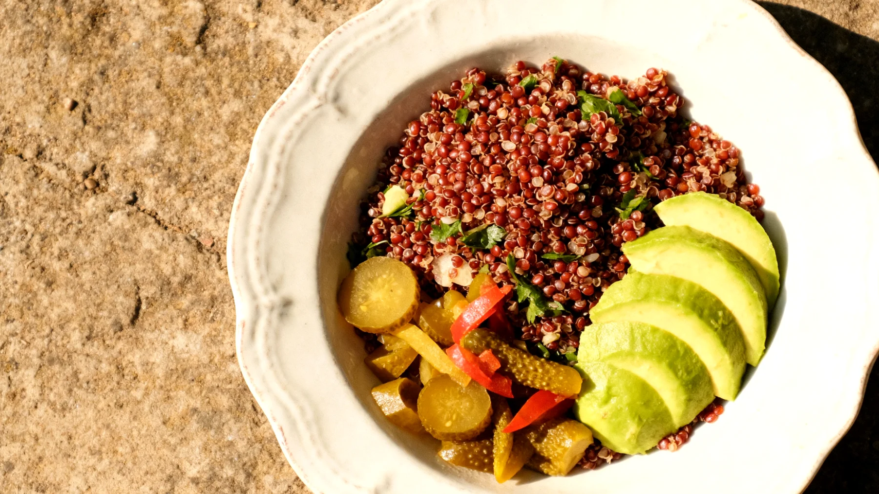 Kinoa salatası mercimek, avokado ve fermente turşu ile"