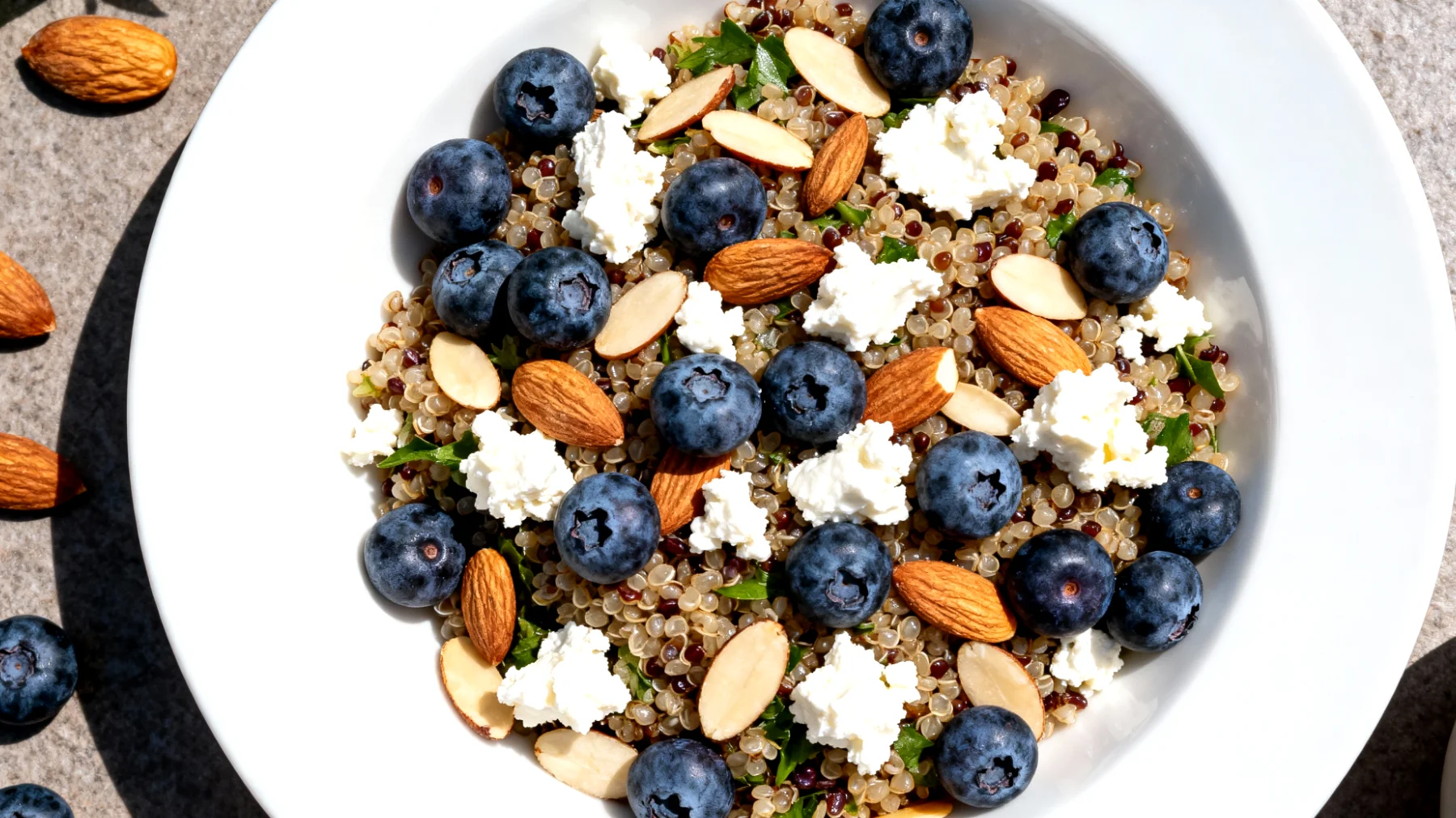 Kinoa salatası yaban mersini, badem ve keçi peyniri ile"